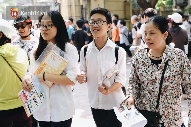 Làm được bài vì đề dễ, nhiều học sinh chạy như bay ra khỏi cổng trường đầu tiên để khoe với mẹ - Ảnh 15.