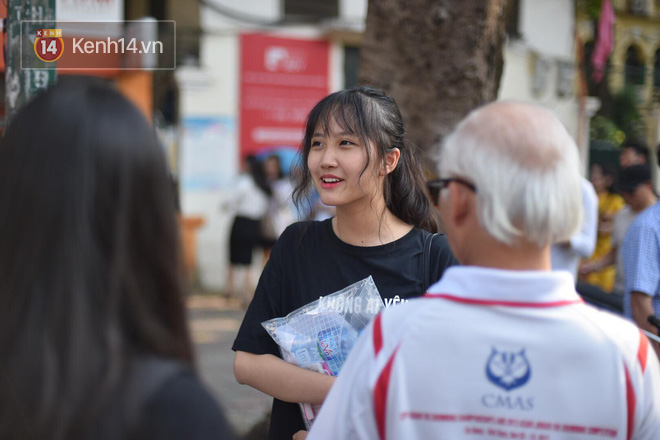 Thầy giáo chụp ảnh tuồn đề thi Toán ra ngoài khi học sinh mới làm bài được 1/2 thời gian - Ảnh 5.