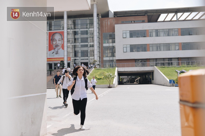 Làm được bài vì đề dễ, nhiều học sinh chạy như bay ra khỏi cổng trường đầu tiên để khoe với mẹ - Ảnh 4.