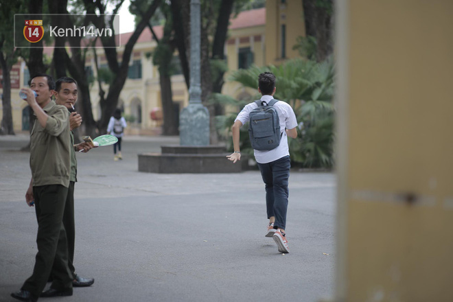 Thời tiết nắng nóng, thí sinh vất vả đến địa điểm thi, nhiều em bị muộn giờ, vừa chạy vừa ăn trưa - Ảnh 7.