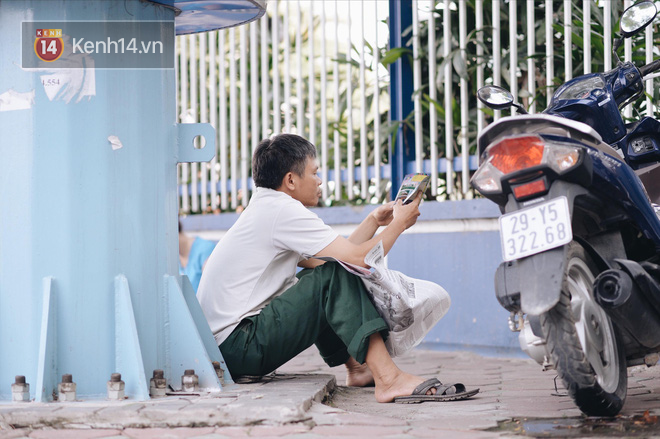 Cha mẹ ngày thi vào lớp 10: Nắng 36 độ vạ vật chờ con ngoài cổng trường - Ảnh 4.