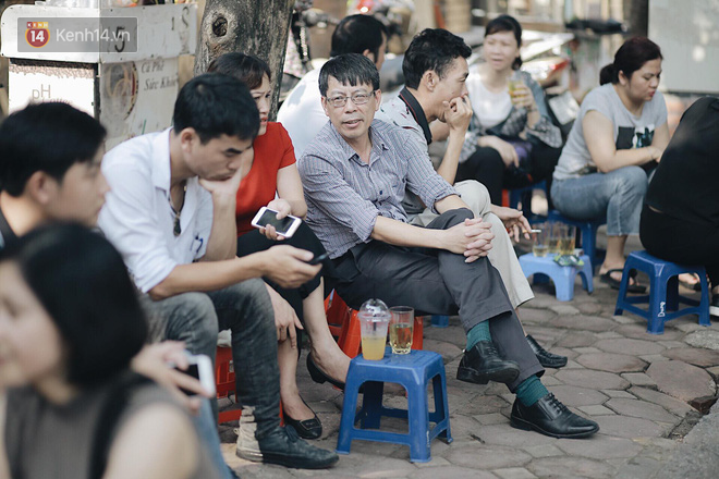 Ngày đầu tiên tuyển sinh lớp 10 tại Hà Nội: Học sinh và phụ huynh căng thẳng vì kỳ thi được đánh giá khó hơn cả thi đại học - Ảnh 27.