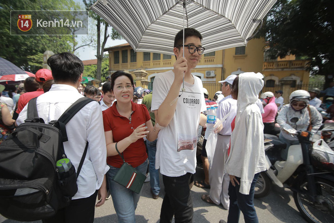 Làm được bài vì đề dễ, nhiều học sinh chạy như bay ra khỏi cổng trường đầu tiên để khoe với mẹ - Ảnh 23.