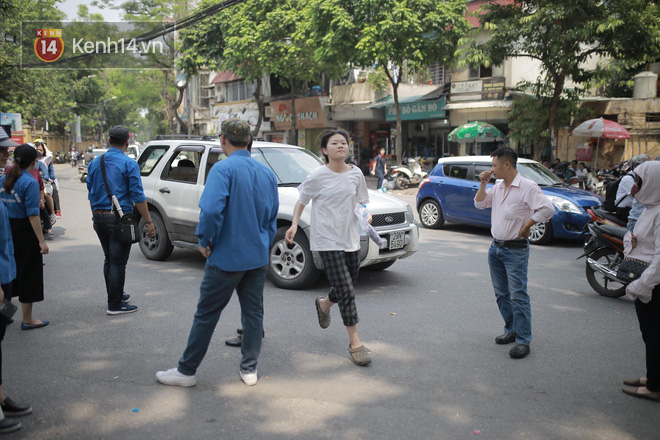 Thời tiết nắng nóng, thí sinh vất vả đến địa điểm thi, nhiều em bị muộn giờ, vừa chạy vừa ăn trưa - Ảnh 19.