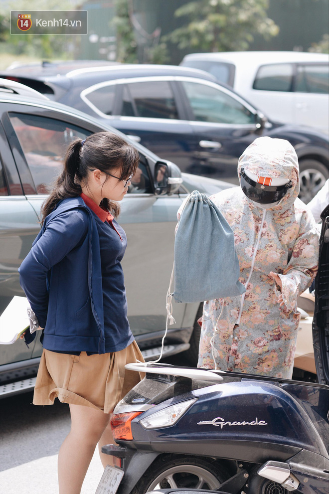 Cha mẹ ngày thi vào lớp 10: Nắng 36 độ vạ vật chờ con ngoài cổng trường - Ảnh 20.