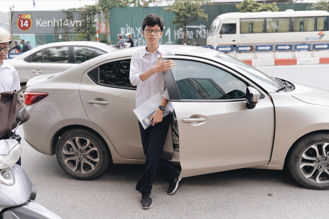 Thời tiết nắng nóng, thí sinh vất vả đến địa điểm thi, nhiều em bị muộn giờ, vừa chạy vừa ăn trưa - Ảnh 5.