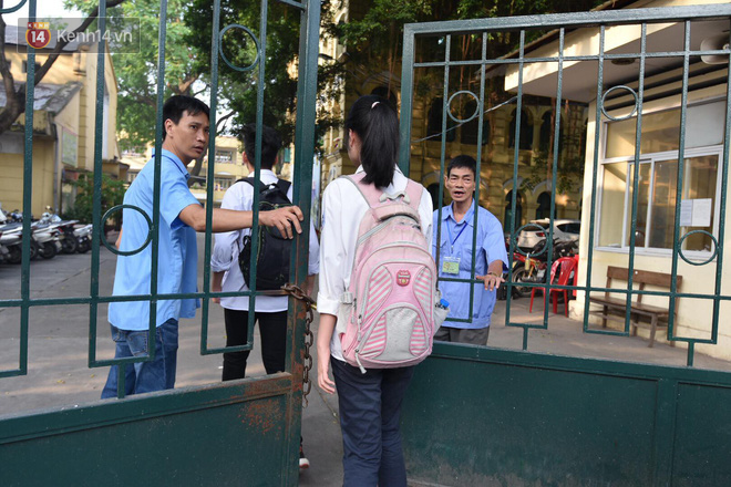 Ngày đầu tiên tuyển sinh lớp 10 tại Hà Nội: Học sinh và phụ huynh căng thẳng vì kỳ thi được đánh giá khó hơn cả thi đại học - Ảnh 10.