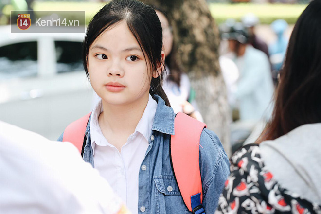 Thời tiết nắng nóng, thí sinh vất vả đến địa điểm thi, nhiều em bị muộn giờ, vừa chạy vừa ăn trưa - Ảnh 20.