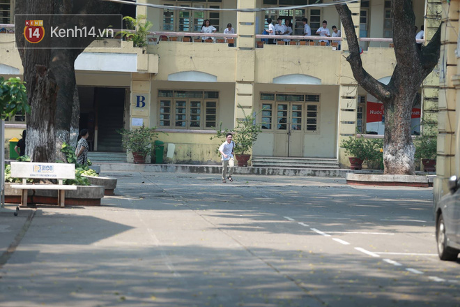 Làm được bài vì đề dễ, nhiều học sinh chạy như bay ra khỏi cổng trường đầu tiên để khoe với mẹ - Ảnh 2.