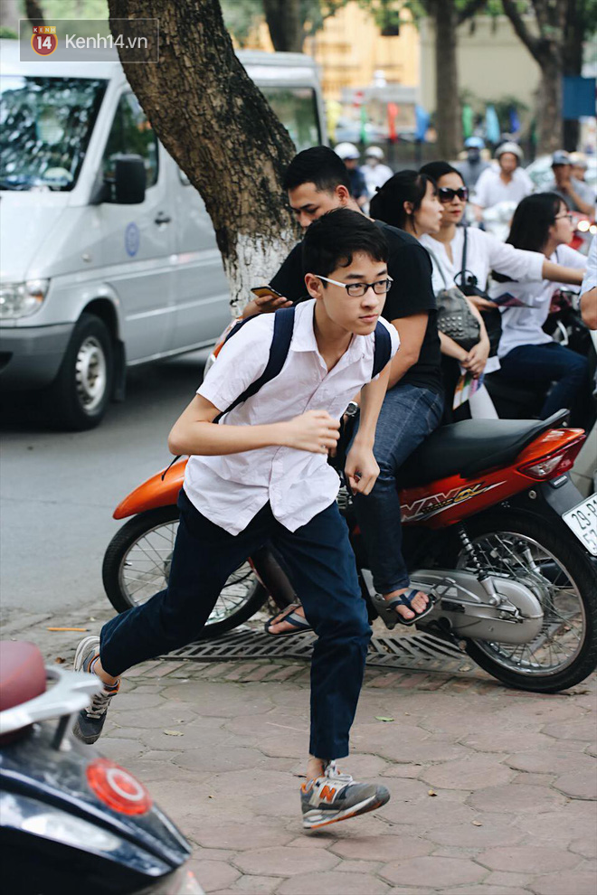 Thời tiết nắng nóng, thí sinh vất vả đến địa điểm thi, nhiều em bị muộn giờ, vừa chạy vừa ăn trưa - Ảnh 21.