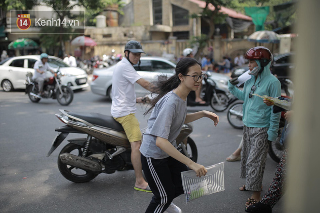 Thời tiết nắng nóng, thí sinh vất vả đến địa điểm thi, nhiều em bị muộn giờ, vừa chạy vừa ăn trưa - Ảnh 22.