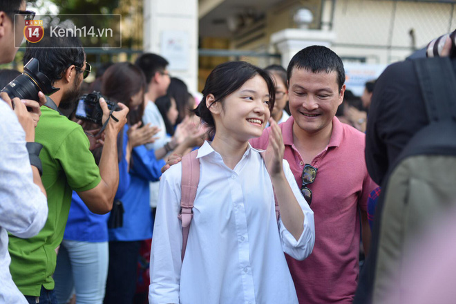 Thầy giáo chụp ảnh tuồn đề thi Toán ra ngoài khi học sinh mới làm bài được 1/2 thời gian - Ảnh 6.