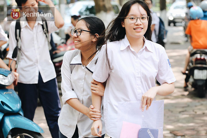 Thời tiết nắng nóng, thí sinh vất vả đến địa điểm thi, nhiều em bị muộn giờ, vừa chạy vừa ăn trưa - Ảnh 23.