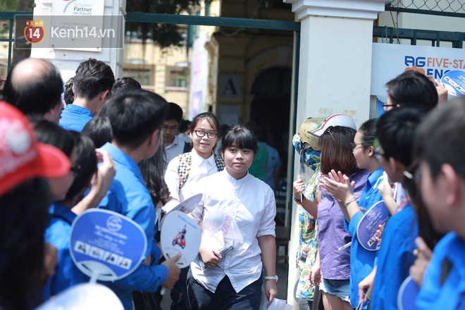 Làm được bài vì đề dễ, nhiều học sinh chạy như bay ra khỏi cổng trường đầu tiên để khoe với mẹ - Ảnh 24.