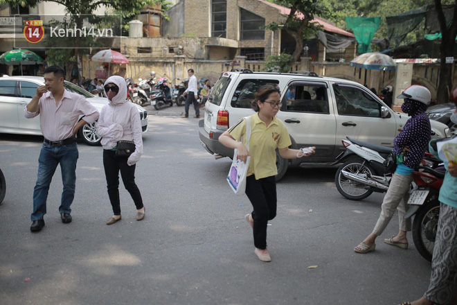 Thời tiết nắng nóng, thí sinh vất vả đến địa điểm thi, nhiều em bị muộn giờ, vừa chạy vừa ăn trưa - Ảnh 24.