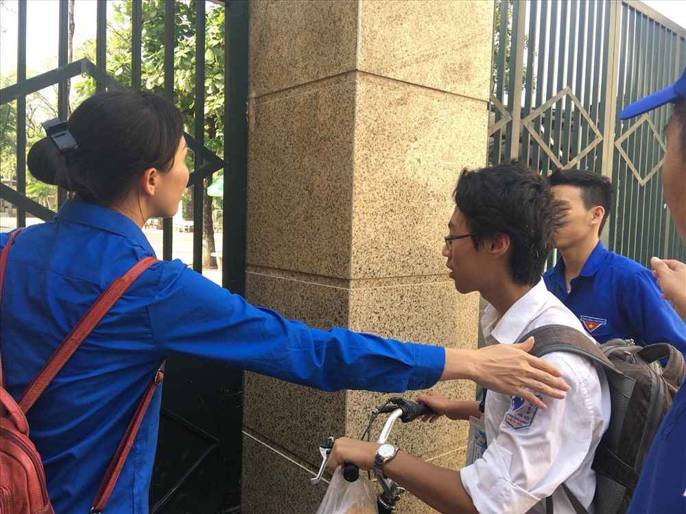 Dân mạng nhiệt tình chia sẻ hình ảnh nam sinh tự đạp xe đến trường thi với chiếc bánh mỳ mua vội treo trên ghi-đông chưa kịp ăn - Ảnh 2.