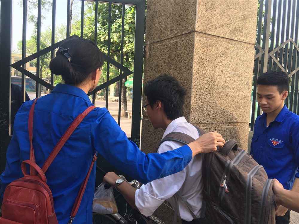 Dân mạng nhiệt tình chia sẻ hình ảnh nam sinh tự đạp xe đến trường thi với chiếc bánh mỳ mua vội treo trên ghi-đông chưa kịp ăn - Ảnh 3.