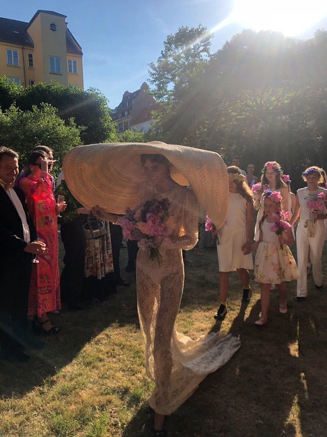 Cô dâu hot nhất hôm nay: mặc váy xuyên thấu lộ nội y tím, đội mũ to như thể đang che nắng cho cả dòng họ - Ảnh 1.