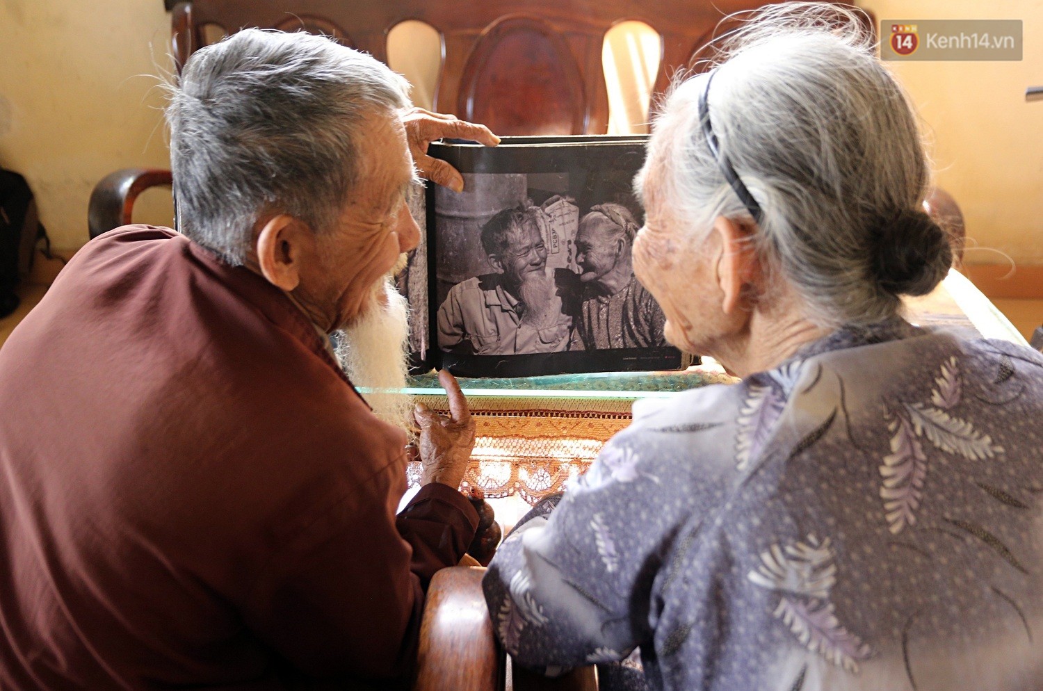 Nhiếp ảnh gia người Pháp chụp bộ ảnh đôi vợ chồng 94 tuổi và phía sau đó là một 'cổ tích tình già' siêu dễ thương ở làng rau Trà Quế 3