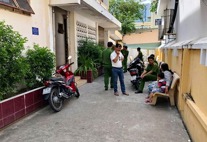 Bé trai 2 tuổi bị thiệt mạng tại nhà giữ trẻ chui ở Nha Trang: Tạm giữ chủ cơ sở - Ảnh 1.