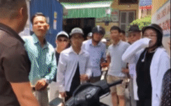 D&acirc;n v&acirc;y đ&aacute;nh người đ&agrave;n &ocirc;ng nghi sờ ngực c&ocirc; g&aacute;i giữa ban ng&agrave;y ở Hải Ph&ograve;ng - Ảnh 2.