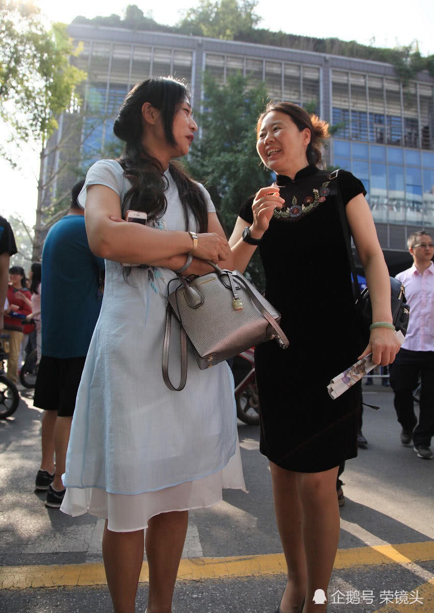 Muôn vàn tâm trạng của cha mẹ thí sinh Trung Quốc trong ngày đầu tiên thi đại học - Ảnh 16. Muôn vàn tâm trạng của cha mẹ thí sinh Trung Quốc trong ngày đầu tiên thi đại học - Ảnh 16.