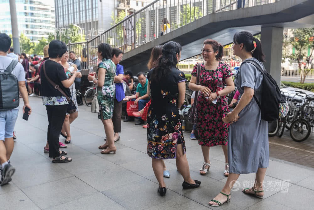 Muôn vàn tâm trạng của cha mẹ thí sinh Trung Quốc trong ngày đầu tiên thi đại học - Ảnh 17. Muôn vàn tâm trạng của cha mẹ thí sinh Trung Quốc trong ngày đầu tiên thi đại học - Ảnh 17.
