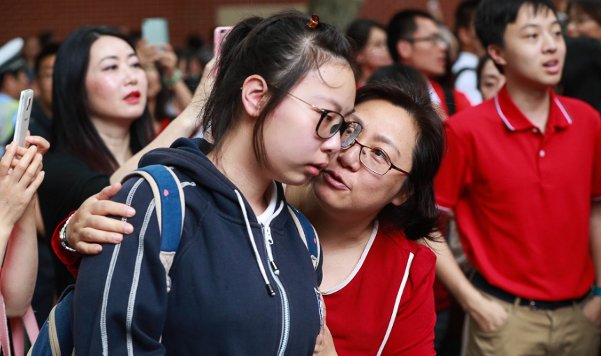 Muôn vàn tâm trạng của cha mẹ thí sinh Trung Quốc trong ngày đầu tiên thi đại học - Ảnh 6.