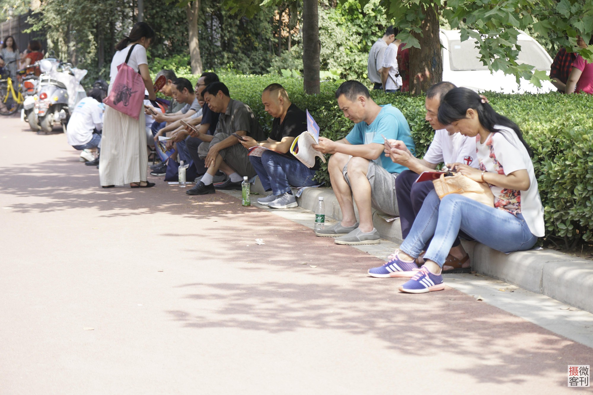 Muôn vàn tâm trạng của cha mẹ thí sinh Trung Quốc trong ngày đầu tiên thi đại học - Ảnh 8.