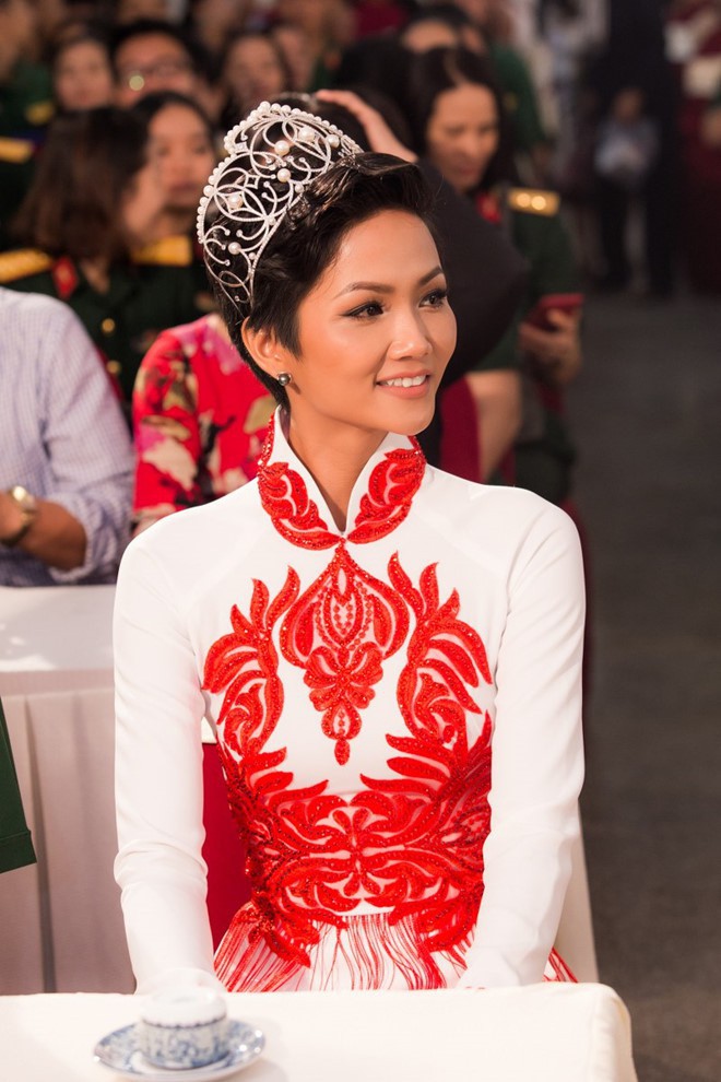 Chỉ trung thành với tóc tém nhưng Hoa hậu HHen Niê vẫn biến tấu đủ kiểu thú vị - Ảnh 15.