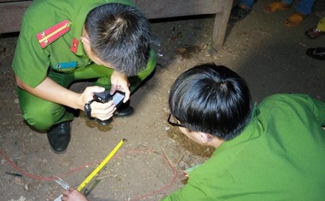 Hai anh trai ph&aacute;t hiện em tử vong bất thường cạnh bờ suối, nghi bị s&aacute;t hại - Ảnh 1.