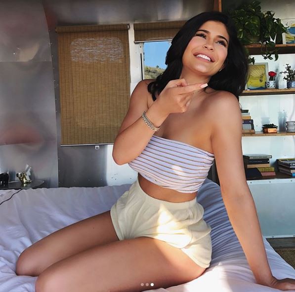 Kylie Jenner ch&iacute;nh thức lấy lại body đồng hồ c&aacute;t, ngực nở eo thon bốc lửa sau khi sinh - Ảnh 6.