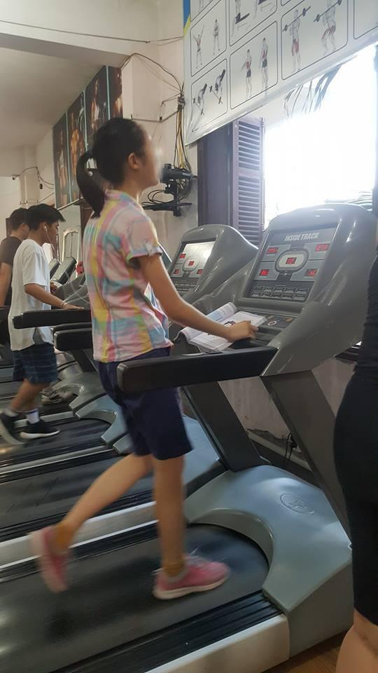 Hình ảnh nữ gym thủ vừa tập luyện vừa đọc sách được share dữ dội trên MXH như một tấm gương lớn về học tập - Ảnh 3.