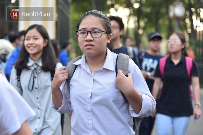 Không làm được bài nhưng mọi người vỗ tay chúc mừng khi ra khỏi cổng trường và đây là cảm xúc của thí sinh - Ảnh 9.