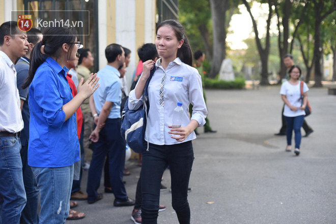 Không làm được bài nhưng mọi người vỗ tay chúc mừng khi ra khỏi cổng trường và đây là cảm xúc của thí sinh - Ảnh 4.