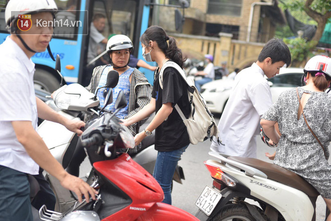 Ngày thi vào lớp 10 hệ chuyên: Học sinh căng thẳng, tự tạo áp lực - Ảnh 9.