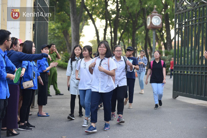 Không làm được bài nhưng mọi người vỗ tay chúc mừng khi ra khỏi cổng trường và đây là cảm xúc của thí sinh - Ảnh 6.