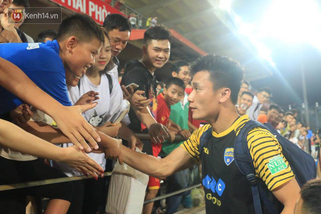 Cảnh sát cơ động bảo vệ Bùi Tiến Dũng trước sự cuồng nhiệt của CĐV Hải Phòng - Ảnh 8.