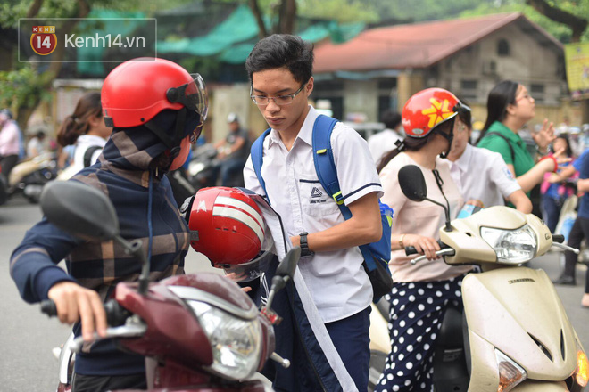 Học sinh căng thẳng trước giờ thi vào lớp 10 hệ chuyên: Con sẽ không dám nhìn mặt ai nếu thi trượt - Ảnh 15.