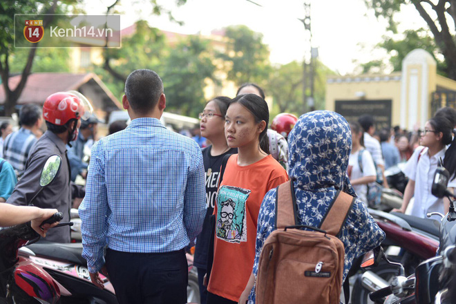 Không làm được bài nhưng mọi người vỗ tay chúc mừng khi ra khỏi cổng trường và đây là cảm xúc của thí sinh - Ảnh 17.