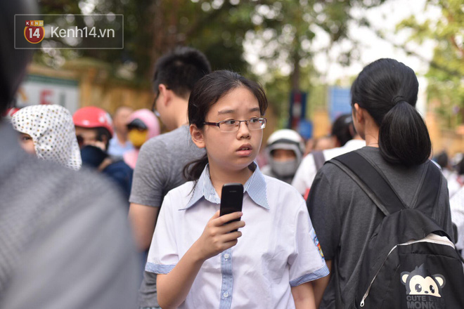 Không làm được bài nhưng mọi người vỗ tay chúc mừng khi ra khỏi cổng trường và đây là cảm xúc của thí sinh - Ảnh 10.