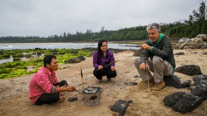 Những hình ảnh đáng nhớ của đầu bếp Anthony Bourdain trong hành trình khám phá ẩm thực Việt Nam - Ảnh 9.