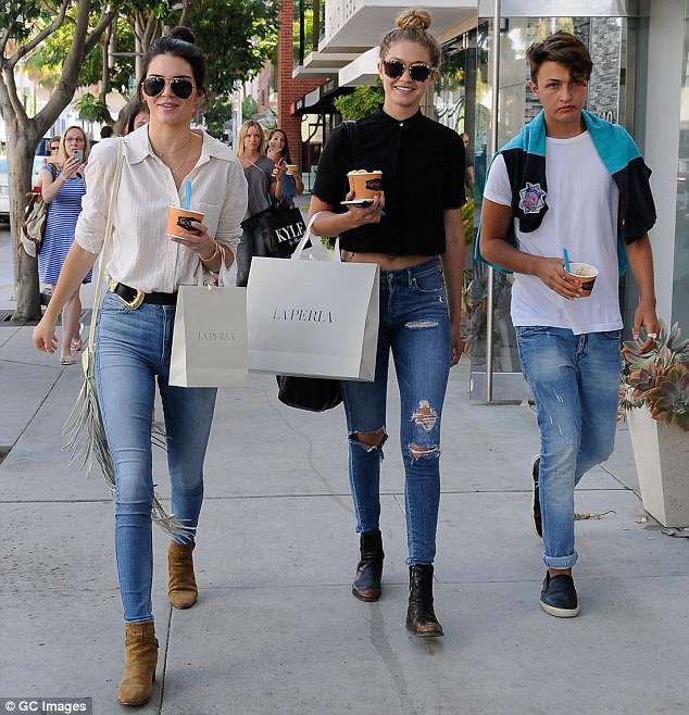 Kendall Jenner lại che mặt đi hẹn hò em trai Gigi Hadid, nhưng không muốn có quan hệ nghiêm túc - Ảnh 4.