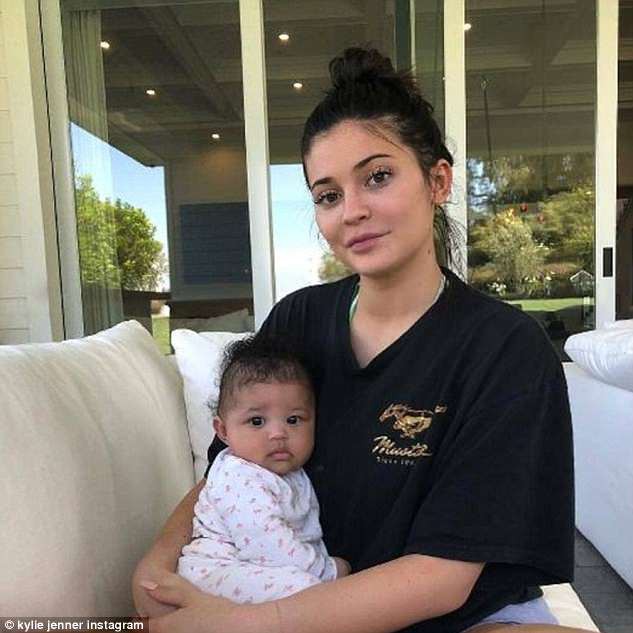 Kylie Jenner chính thức lấy lại body đồng hồ cát, ngực nở eo thon bốc lửa sau khi sinh - Ảnh 8.