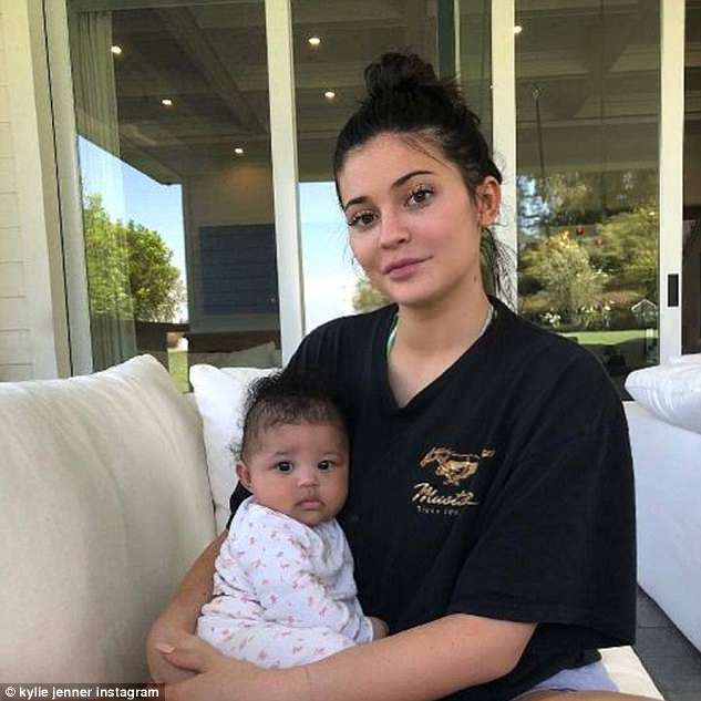 Kylie Jenner ch&iacute;nh thức lấy lại body đồng hồ c&aacute;t, ngực nở eo thon bốc lửa sau khi sinh - Ảnh 8.
