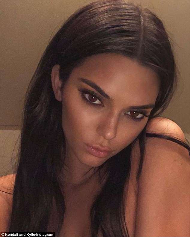 Khoe thân ngày càng táo bạo, Kendall Jenner đăng ảnh bán nude hở gần hết vòng 1 - Ảnh 2.