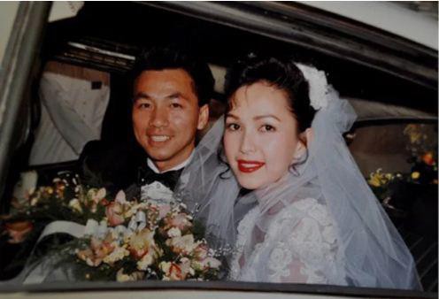 Những ảnh cưới của sao Việt thập niên 90 với váy cưới sang trọng và phong cách thời đại khiến người xem phải ngất ngây và khao khát tìm hiểu.