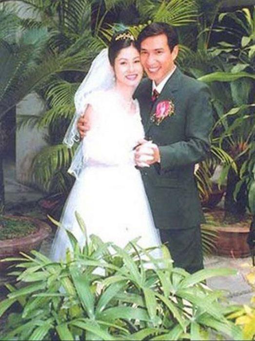Gia đình 4 con ở Hà Nội tái hiện ảnh cưới thập niên 90 gây sốt