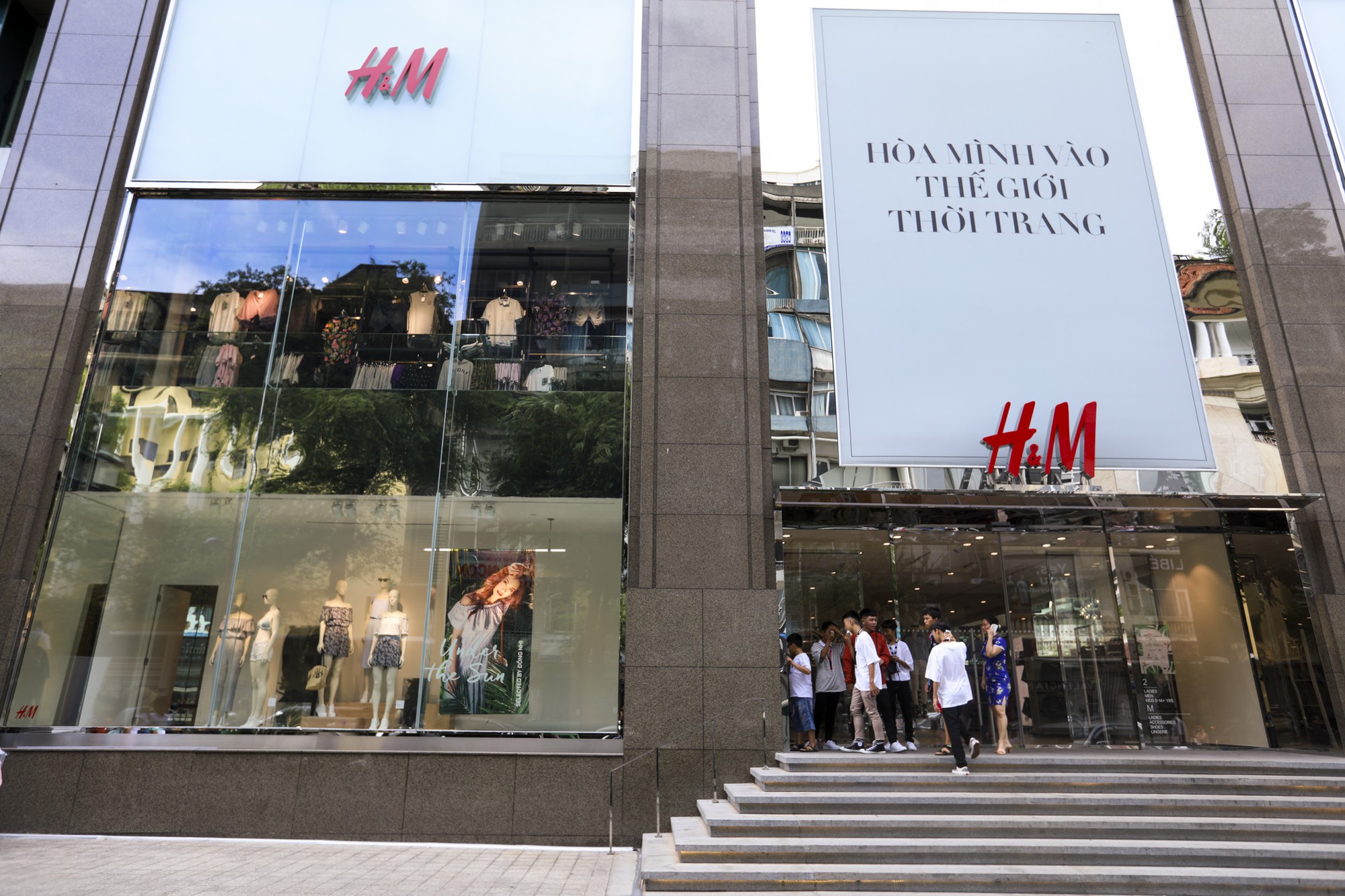 Trở thành gương mặt đại diện cho BST Hè, Đông Nhi được H&M Việt Nam trưng ảnh khắp store và mác áo quần - Ảnh 1.