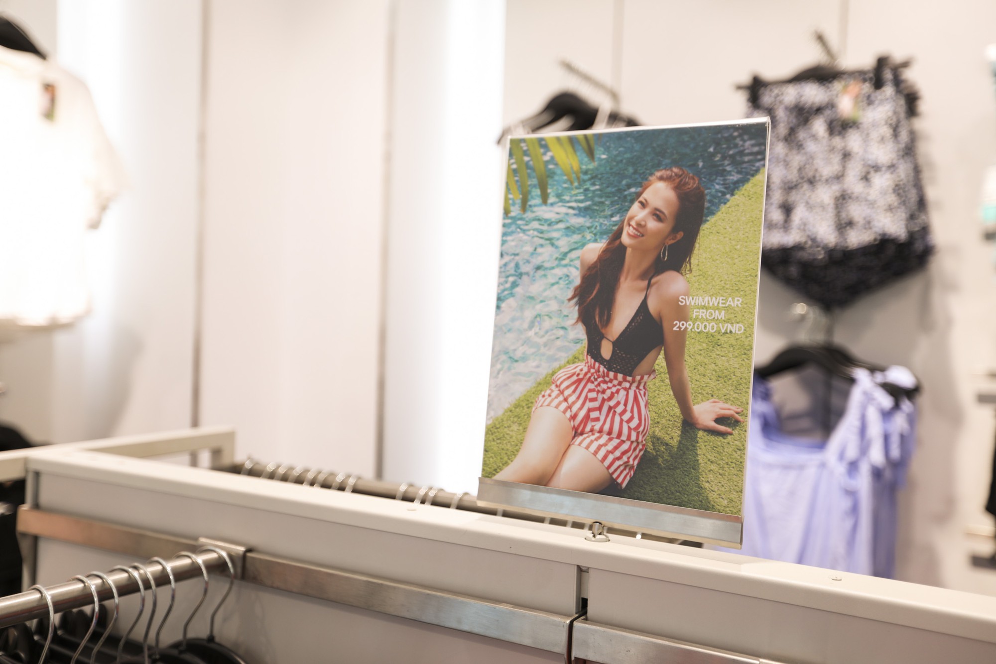 Trở thành gương mặt đại diện cho BST Hè, Đông Nhi được H&M Việt Nam trưng ảnh khắp store và mác áo quần - Ảnh 7.